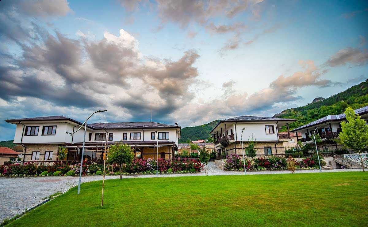 Хотел Юстина Вилас - Комплекс и къщи за гости | Кричим