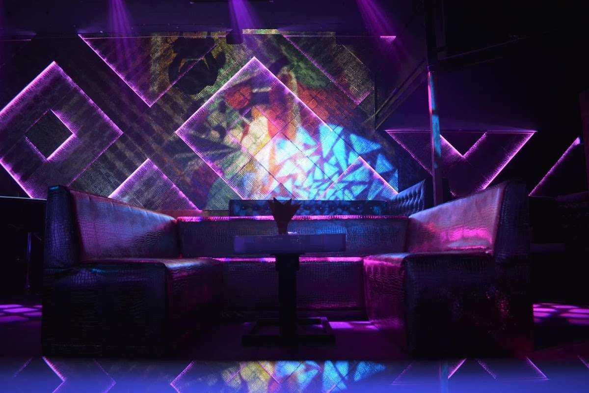 Нощен Клуб / Дискотека Premium Club FAME | Нощен клуб Кюстендил | DJ парти | Алкохолни напитки | Гостуващи изпълнители | Промоции | Кюстендил