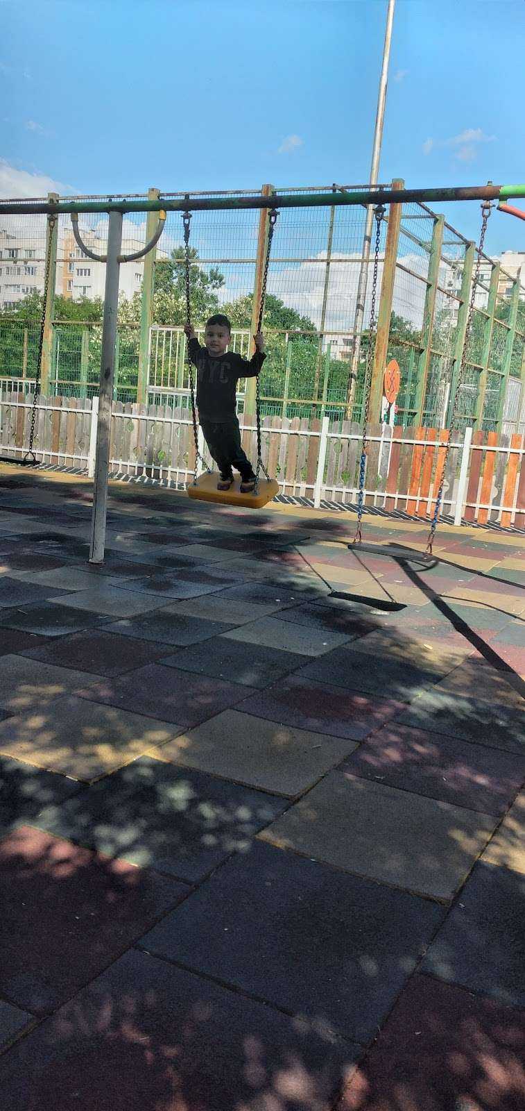 Парк Локална градина с детска и спортна площадка в „Левски В София